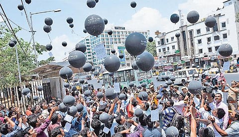 தீவிரமடைந்த டாக்டர்கள் போராட்டம்﻿: அரசு மருத்துவமனைகளில் அறுவை சிகிச்சைகள் நிறுத்தம்﻿ - இன்று முதல் புறநோயாளிகள் பிரிவு புறக்கணிப்பு﻿