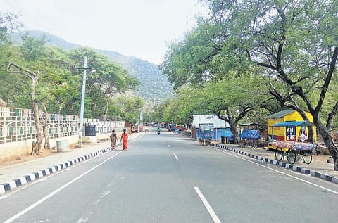 கோடை விடுமுறையில்﻿ வெறிச்சோடிய ஒகேனக்கல்﻿: வேலையிழந்து வாடும் தொழிலாளர்கள்﻿﻿