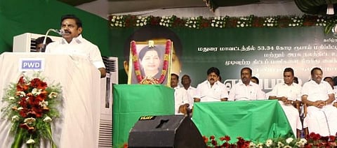 அனைத்து மணல் குவாரிகளையும் அரசே ஏற்று நடத்தும்:  மதுரை பொதுக் கூட்டத்தில் முதல்வர் பழனிசாமி அறிவிப்பு