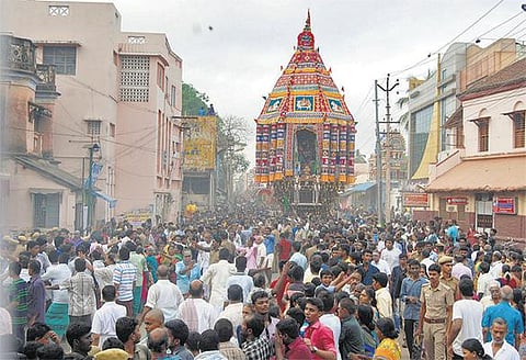 தஞ்சாவூர் பெருவுடையார் கோயில் சித்திரை தேரோட்டம் கோலாகலம்﻿: ஆயிரக்கணக்கான பக்தர்கள் வடம் பிடித்தனர்﻿