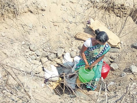 வறட்சியின் கோரப்பிடியில் ஒகேனக்கல் வனப்பகுதி﻿: சின்னாற்றில் ஊற்றுப் பள்ளம் தோண்டி தண்ணீர் சேகரிக்கும் மக்கள்﻿ - யானைகள் நடமாட்டத்திற்கு இடையே சவாலான வாழ்க்கை﻿
