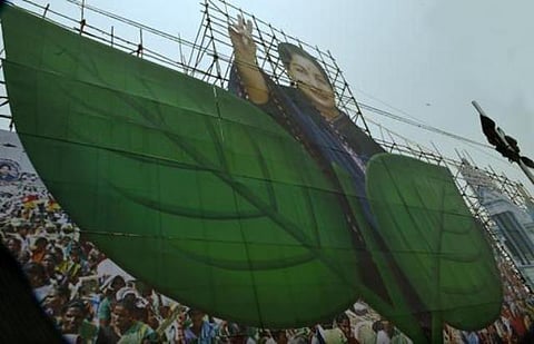 இரட்டை இலை சின்னம் வழக்கை விசாரிக்கும்﻿ டெல்லி பெண் நீதிபதிக்கு செல்போனில் மிரட்டல்﻿