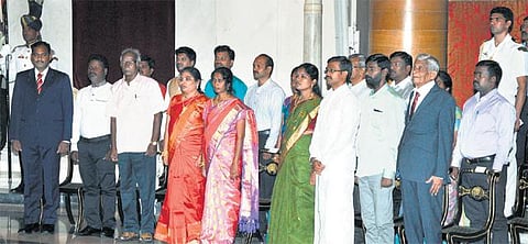 மொழி மற்றும்  இலக்கியத்தில்  சிறந்து  விளங்கும் தமிழறிஞர்களுக்கு செம்மொழி விருது: குடியரசுத் தலைவர் பிரணாப் வழங்கினார்