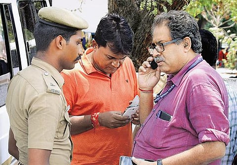 கொல்கத்தா போலீஸார் சென்னையில் முகாம்﻿: நீதிபதி கர்ணனை கைது செய்ய தீவிரம்﻿ - செல்போன் சிக்னலை வைத்து ஆந்திராவிலும் தேடுகின்றனர்﻿