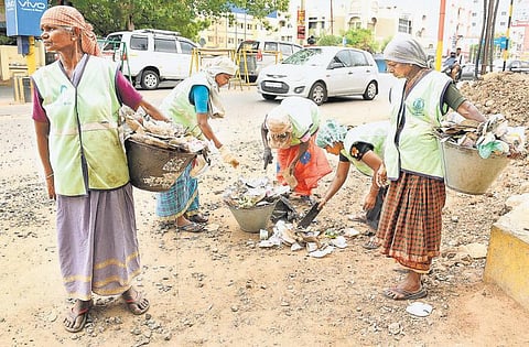 சித்திரை விழாவில் குவிந்த 850 டன் குப்பை﻿: ஒரே நாளில் அகற்றிய துப்புரவு தொழிலாளர்கள்