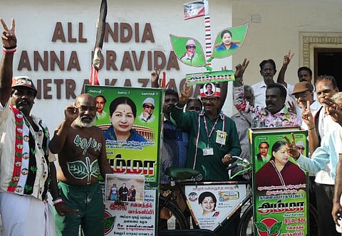 அதிமுக அணிகள் இணைப்பு பேச்சுவார்த்தையில் தொடரும் இழுபறி: முக்கிய நிர்வாகிகளின் பேச்சுகளால் உச்சகட்ட குழப்பம்