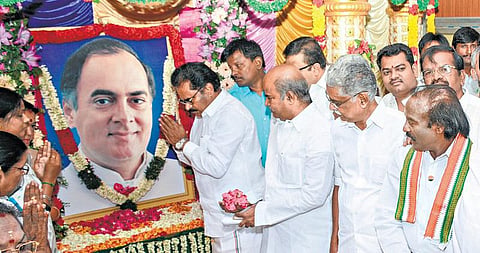 ராஜீவ் காந்தி 26-வது நினைவுநாள்: நினைவிடத்தில் தலைவர்கள் மலரஞ்சலி﻿