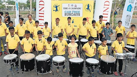 ‘தி இந்து’ குழுமம், மாநகர காவல்துறை இணைந்து நடத்தும்﻿ கார்கள் இல்லாத ஞாயிறு விழா மெரினா கடற்கரையில் தொடக்கம்: ஆயிரக்கணக்கானோர் பங்கேற்று விளையாடி மகிழ்ந்தனர்﻿