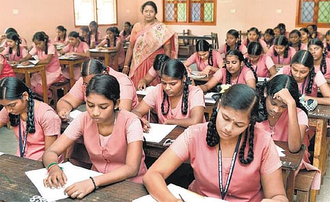 பிளஸ்-2 பொதுத் தேர்வு முறையில் மாற்றம்: பாடங்களுக்கான மதிப்பெண் 200-ல் இருந்து 100 ஆக குறைகிறது- தேர்வு நேரத்தை குறைக்கவும் பள்ளிக்கல்வித் துறை திட்டம்