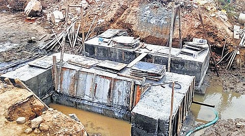 காரைக்கால் மாவட்ட நிர்வாகம் நடவடிக்கை எடுக்காததால் பாலம் கட்ட களம் இறங்கிய கிராம மக்கள்﻿: சட்டம் ஒழுங்கு பிரச்சினையால் பணியை நிறுத்த ஆட்சியர் அறிவுரை﻿﻿