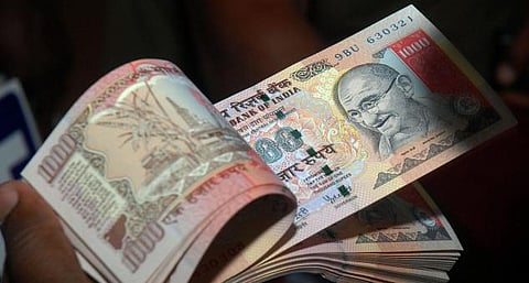 குஜராத்தில் ரூ.1 கோடி பழைய நோட்டுகளுடன் 3 பேர் சிக்கினர்﻿