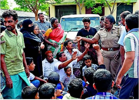 மாநகராட்சி அதிகாரிகளை சிறை பிடித்து மாட்டிறைச்சி விற்பனையாளர்கள் போராட்டம்﻿