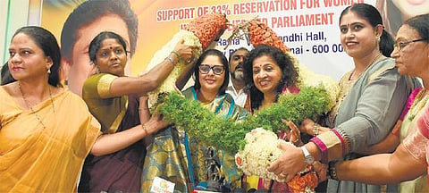 பேரவையில் ஜெயலலிதா படத்தை திறப்பதில் தவறில்லை﻿: மகிளா காங்கிரஸ் பொதுச்செயலாளர் நக்மா கருத்து﻿
