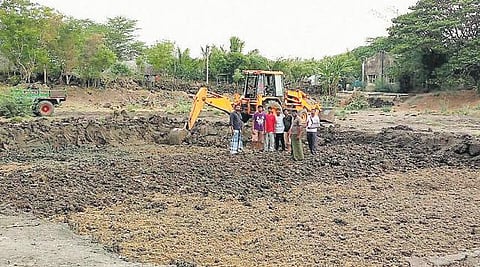 திருவாரூர் மாவட்டத்தில் உள்ள குளத்தை தூர்வாரும் பணியில் களமிறங்கிய சென்னை இளைஞர்கள்﻿: ஜல்லிக்கட்டு போராட்டத்தின்போது உதயமான திட்டம்