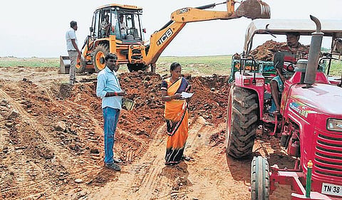 மேட்டூரில் தூர்வாரும் பணி நிறுத்தப்படவில்லை﻿: 4 நாளில் 1,237 லோடு வண்டல் மண் எடுத்ததாக துணை ஆட்சியர் தகவல்﻿