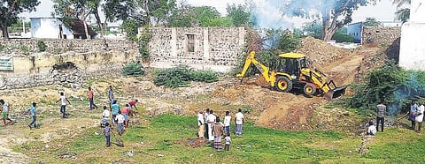 விருதுநகர் அருகே சத்திரரெட்டியபட்டியில்﻿ பொதுமக்களுடன் இணைந்து குளத்தை தூர்வாரும் இளைஞர்கள்﻿