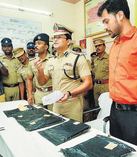 சென்னையில் இருந்து தூத்துக்குடிக்கு கடத்தப்பட்ட ரூ. 5 கோடி மதிப்பு போதைப் பொருள் பறிமுதல்﻿: திருச்சி கார் ஓட்டுநர் உட்பட 3 பேர் கைது﻿﻿