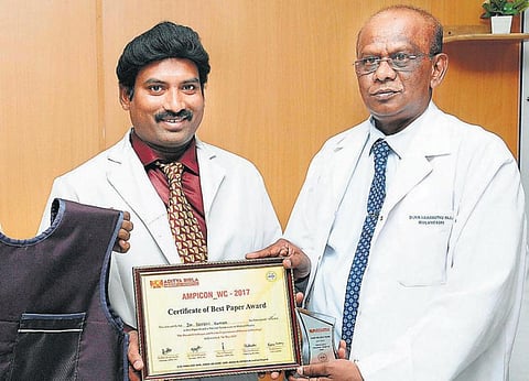 சுற்றுச்சூழலுக்கு மாசு ஏற்படுத்தாத﻿ கதிர்வீச்சு ஊடுருவாத பாதுகாப்பு கவச ஆடை﻿: மதுரை அரசு மருத்துவ கல்லூரி பேராசிரியர் உருவாக்கினார்﻿