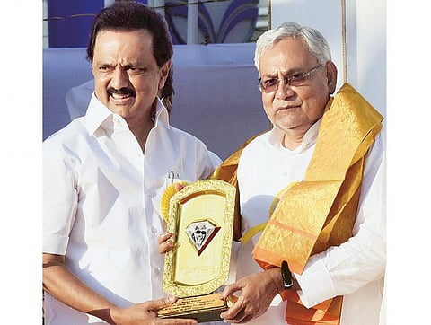 சமூக நீதிக்கு குரல் கொடுப்பவர்: கருணாநிதி வைரவிழாவில் பிஹார் முதல்வர் நிதிஷ்குமார் பாராட்டு