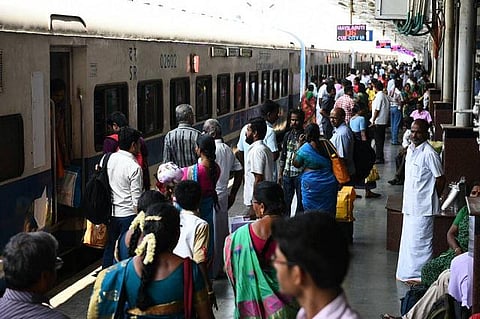 முன்பதிவு செய்த இருக்கையில் வேறு ஒருவர் பயணம்﻿: பயணிக்கு ரூ.75 ஆயிரம் இழப்பீடு﻿; ரயில்வே துறைக்கு நுகர்வோர் ஆணையம் உத்தரவு﻿
