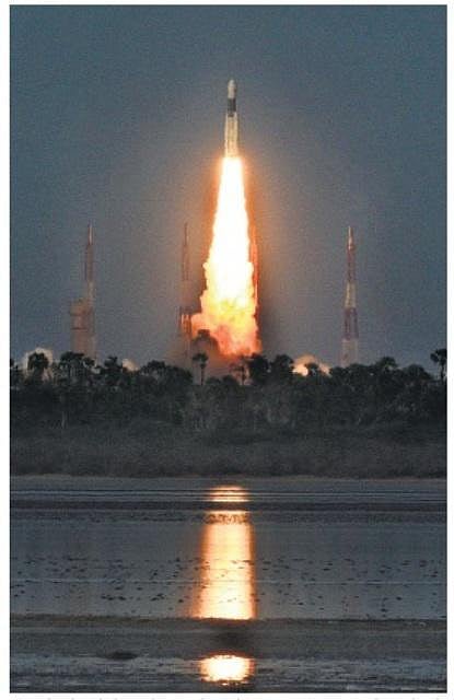 வெற்றிகரமாக விண்ணில் பாய்ந்தது ஜிஎஸ்எல்வி மார்க்-3 ராக்கெட்﻿