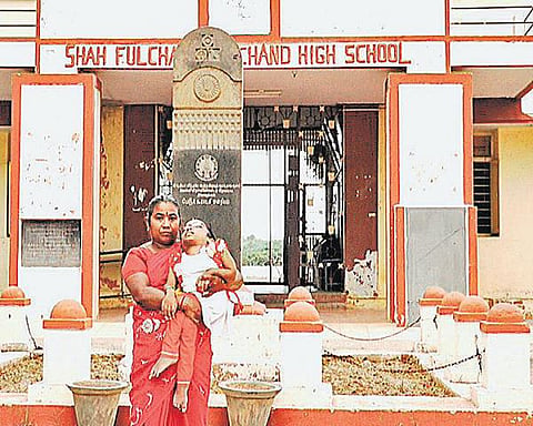 மாற்றுத்திறனாளி மாணவிக்காக புதிய பாடப்பிரிவு﻿: ஆசிரியர்கள், முன்னாள் மாணவர்களால் அரசுப் பள்ளியில் உயிர்பெறும் கல்வி﻿