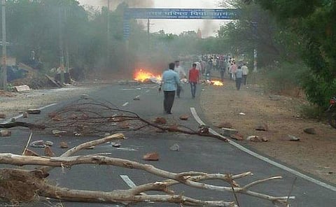 கடன் தள்ளுபடி செய்யக் கோரி ம.பி.யில் விவசாயிகள் போராட்டம்﻿: போலீஸ் துப்பாக்கிச் சூட்டில் 5 பேர் பரிதாப பலி﻿
