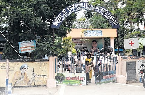 செயற்கை நீரூற்று; யானை, மான் சிலைகளுடன் பூங்கா: பெற்றோர்களின் ஈடுபாட்டால் வளர்ந்து வரும் அரசு நடுநிலைப் பள்ளி﻿