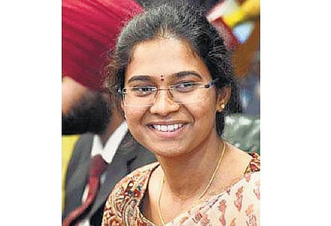 சமூக வலைத் தளங்களில் குவியும் பாராட்டு﻿: இலவச கல்வி திட்டத்துக்கு முதல் மாத சம்பளம்﻿ - ஐஏஎஸ் தேர்வில் முதலிடம் பெற்ற மாணவி அறிவிப்பு﻿