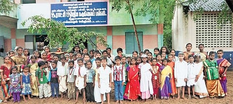30 கம்ப்யூட்டர்கள்; 2 ஏ.சி. வகுப்பறைகள்: ஹைடெக் வசதிகளுடன் இயங்கும் குக்கிராமப் பள்ளி