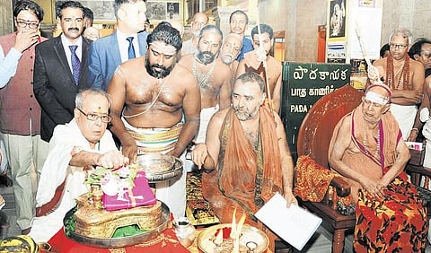 காஞ்சிபுரம் காமாட்சி அம்மன் கோயிலில் குடியரசுத் தலைவர் தரிசனம்﻿: சங்கர மடத்தில் மடாதிபதிகளுடன் ஆலோசனை﻿