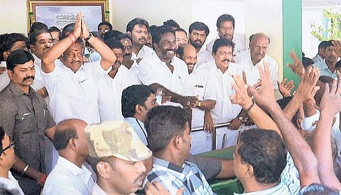 தேர்தல் ஆணையத்தில் ஓபிஎஸ் அணி 3.50 லட்சம் பிரமாண பத்திரங்கள் தாக்கல்: தீபா பேரவை சார்பிலும் உரிமைகோரி பிரமாண பத்திரம்﻿﻿