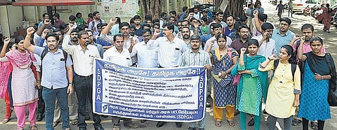 பட்ட மேற்படிப்பில் 50% இடஒதுக்கீடு கோரி﻿ தமிழகம் முழுவதும் அரசு மருத்துவர்கள், மருத்துவ மாணவர்கள் ஆர்ப்பாட்ட﻿ம்