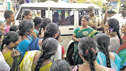 சாமளாபுரத்தில் போராட்டம் நடத்திய பொதுமக்கள் மீது தாக்குதல்: காலவரையற்ற உண்ணாவிரதம் தொடக்கம்﻿- வட்டாட்சியரை முற்றுகையிட்ட பொதுமக்கள்