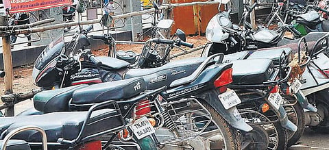 ஏலம் விடாத இடங்களிலும் ‘பார்க்கிங்’ வசூல்﻿: இருசக்கர வாகனக் காப்பகங்கள் ஆய்வு செய்யப்படுமா?﻿