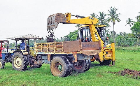 கும்பகோணம் அருகே சோழன்மாளிகையில் காணாமல் போன குளம் மீட்பு: தூர் வாரும் பணி தொடங்கியது﻿