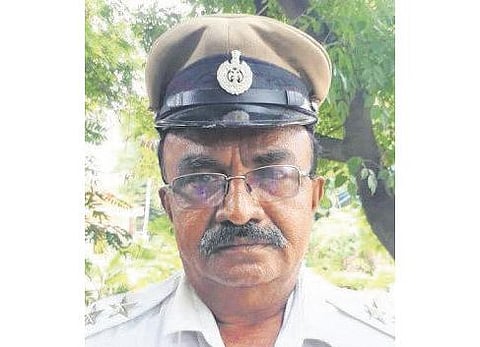 கர்நாடகாவில் ஆம்புலன்ஸ் வாகனம் செல்வதற்காக குடியரசுத் தலைவரின் வாகனத்தை நிறுத்திய டிராபிக் போலீஸ்