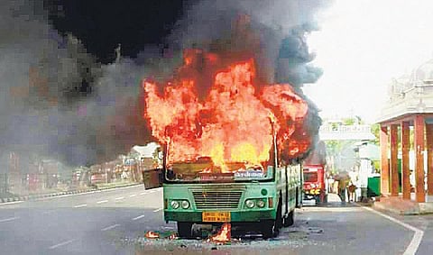மேல்மருவத்தூர் அருகே﻿﻿ அரசுப் பேருந்தில் திடீர் தீ: பயணிகள் உயிர் தப்பினர்﻿﻿