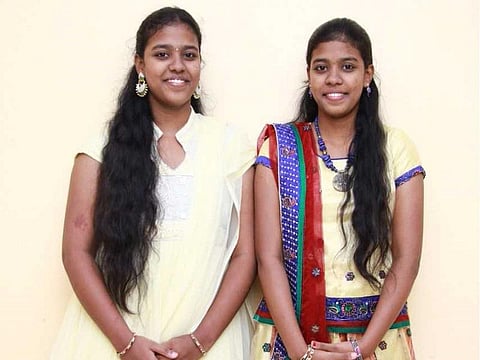 அரசுப் பள்ளியில் பயின்று நீட் தேர்வில் வெற்றி பெற்ற தமிழகத்தைச் சேர்ந்த இரட்டை சகோதரிகள்