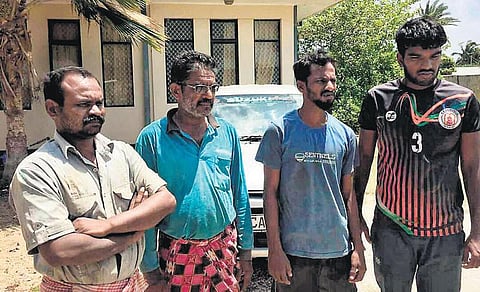 கச்சத்தீவு அருகே மீன்பிடித்துக் கொண்டிருந்த ராமேசுவரம் மீனவர்கள் இலங்கை கடற்படையால் விரட்டியடிப்பு﻿: புதுக்கோட்டை மீனவர்கள் 4 பேர் சிறையில் அடைப்பு