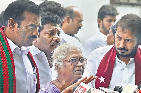 அதிமுக ஆதரவு எம்எல்ஏக்கள் ஸ்டாலினுடன் சந்திப்பு