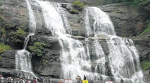 குற்றாலம் அருவிகளில் ஆர்ப்பரித்த தண்ணீர்﻿