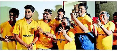 கையடக்க﻿ செயற்கைக்கோள் தயாரித்து சாதனை: ரிஃபாத் ஷாரூக் தலைமையிலான மாணவர் குழுவுக்கு ரூ.10 லட்சம்
