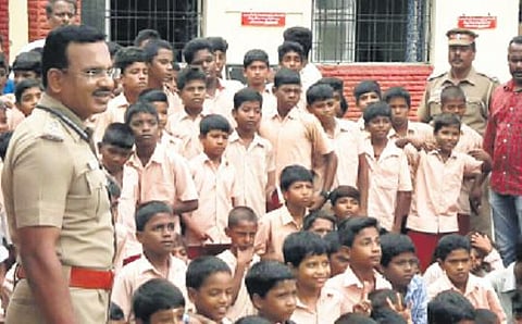 பொருளாதாரத்தில் பின்தங்கிய 440 மாணவர்களை மீண்டும் பள்ளிக்கு அனுப்பிய﻿வர்: சென்னை காவல்துறை அதிகாரியின் கல்விச் சேவை﻿
