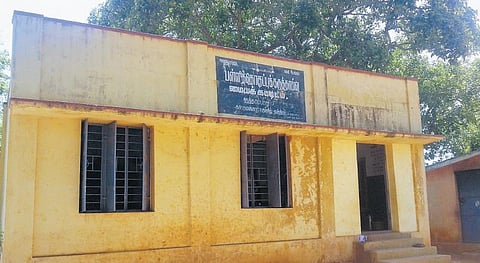 ஸ்ரீமுஷ்ணம் அருகே ஊராட்சி ஒன்றிய தொடக்கப் பள்ளியில்﻿﻿ 3 மாணவர்களுக்கு இரண்டு ஆசிரியர்கள்﻿: சேர்க்கையை அதிகரிக்க வேண்டுகோள்