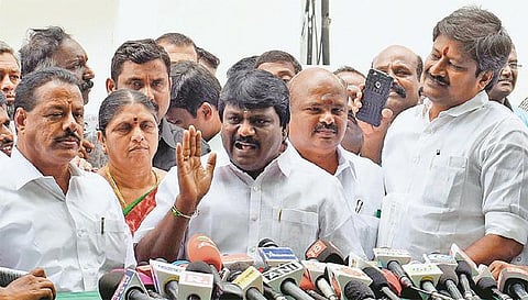 தினகரன் அணியுடன் மோதல் முற்றுகிறது﻿: வாரிசு அரசியலை சசிகலா உருவாக்கியதை ஏற்க மாட்டோம்﻿ - முதல்வர் பழனிசாமி ஆதரவு எம்எல்ஏக்கள் திட்டவட்டம்