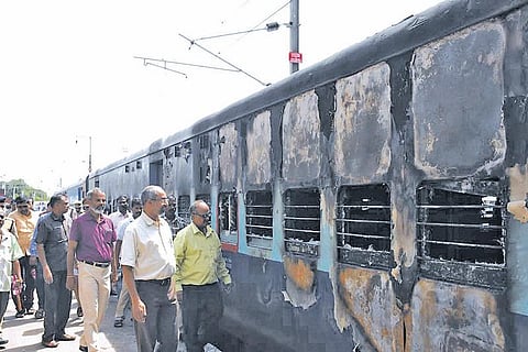 விழுப்புரம் ரயில் நிலையத்தில் ஆளில்லா ரயில் பெட்டியில் திடீர் தீ﻿