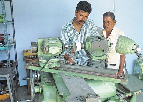 குறுந்தொழில் நிறுவனங்களுக்கு ஜிஎஸ்டி தரும் நெருக்கடி: கேள்விக்குறியாகும் தொழிலாளர்களின் எதிர்காலம்
