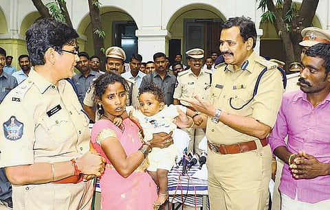 திருமலை ஏழுமலையான் கோயிலில்﻿ கடத்தப்பட்ட 9 மாத குழந்தை பெற்றோரிடம் ஒப்படைப்பு﻿