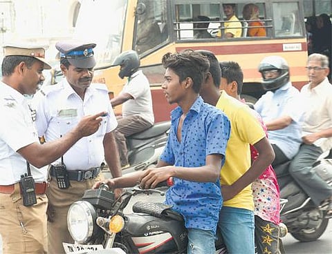 சாலை விதிகளை மீறியதாக ஒரே வாரத்தில் 8259 வழக்கு﻿: ரூ.13 லட்சம் அபராதம் வசூல்﻿